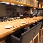 店内全50席。テーブル席をはじめ、カウンター席や掘りごたつ席をご用意しております。