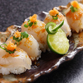 【ふぐ寿司】店主自ら味を運び、厳選したふぐは1.2kg以上の肉厚の活けふぐを使用しております。旨味が凝縮したふぐをご堪能下さい。