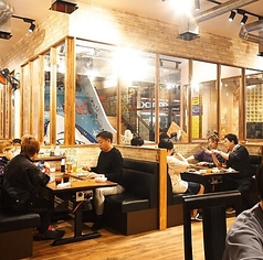 キッズパークの滑り台の真正面はガラス張りのお食事席！休憩にもピッタリ◎