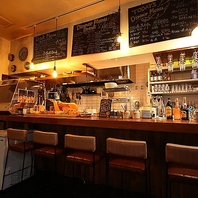 カウンター席も完備。おひとり様やデートのご利用に。