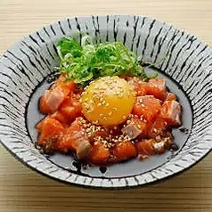 サーモンユッケ