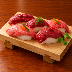 名物肉寿司とこだわり肉料理を楽しめるコースが満載
