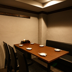 6名までご利用いただけるテーブルです。店内の奥にありますので、隠れ半個室のようにお使いいただけます。