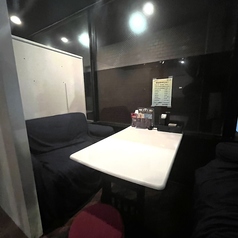 5名様まで着席可能な、コンパクトながらもくつろげるソファー席を2組完備しております。親しい仲間との女子会や合コンなど、少人数での飲み会にぴったりです◎周りを気にせず、会話やテーブルゲームに夢中になれる空間です♪