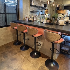 2階席にも落ち着いたカウンター席を完備。お一人様でゆったりお食事にもぴったりな環境です。