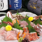 漁港直送！全て天然！新鮮な旬の鮮魚のお造り盛合せをご堪能あれ！