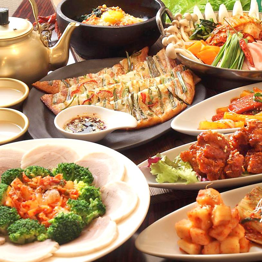 一番人気のテーブルオーダーバイキングは食べ飲み放題23品3700円と33品4200円2種ご用意♪