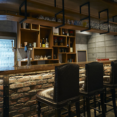 【BARカウンター】友人や仲間と語らうのにぴったりなカウンター席です。居心地の良い雰囲気の中で、特別なひとときをお楽しみください。美味しい一杯が待っています！