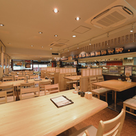 広々と明るい店内♪