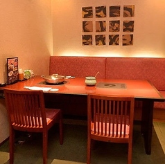 【テーブル個室（6名様×1室）】ご家族でのお食事や少人数でのご会食に。6名様までご利用可能なお籠もり感のある少人数向け個室は、気心知れたご友人同士やご家族連れでの会食に人気です。しゃぶしゃぶ・すき焼きをはじめとした、当店自慢の料理をお召し上がりになりながら、楽しいひとときをお過ごしください。