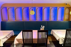 2階の右側のお席となります。ゆっくり食事ができるテーブル席。清潔感がある店内。人数に応じて自由に移動が可能なテーブルで、気軽に食事が楽しめる席となっております。