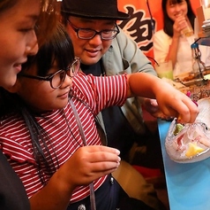 暖簾をくぐると、そこはまるで別世界！店内には6台の屋台がずらりと並んでいます。屋台に馴染みのない方も楽しめるよう、お店づくりには徹底的にこだわりました。周りを気にせずゆっくり過ごしたい方には、個室感覚で利用できる「貸切用屋台」もご用意◎ご家族や親しい仲間と、思い出に残るひとときをお過ごしください。