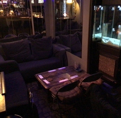 大人数の方におすすめのソファー席です。隣のテーブル席や近くのカウンター席と合わせて6名さま以上でご利用されるお客様もおられます。