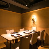 扉で仕切ることができる完全個室。４名個室と６名個室は繋げて10名での利用も可能です。（個室料内訳：ランチ10％、ディナー5％）