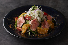 あいち牛の自家製ローストビーフと季節の柑橘サラダ