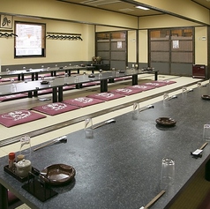 最大70名様まで対応可能なフロア貸切は、団体様のお集まりに最適。カラオケ設備や大型モニターも完備しており、結婚式二次会などの宴会やイベントを華やかに演出します。人数やシーンに合わせたレイアウト変更も柔軟に承りますので、お気軽にご相談ください。特別な日のひとときに、ぜひご活用ください。