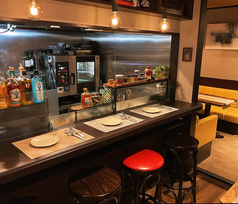 おひとり様大歓迎!お仕事帰りのサク飲みに最適なカウンター席を6席ご用意しております。自分のペースでじっくりお肉やワインを味わったり、店員との会話を楽しんだりと、気兼ねなくゆったりとお過ごしいただけます。