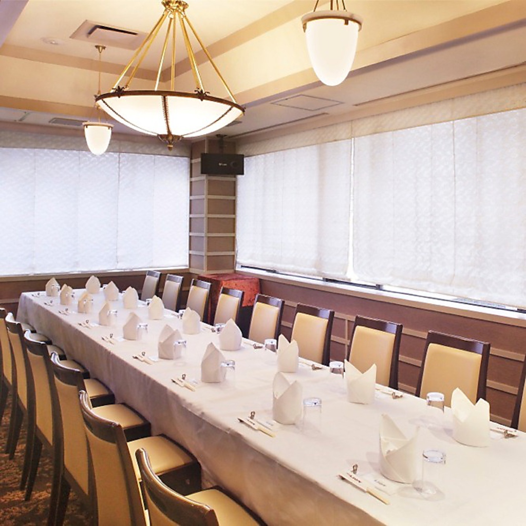 【大きな窓の特別個室】 8～12名様・13～24名様・ＭＡＸ36名様の3パターン（禁煙・別途室料有り）