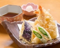 料理メニュー写真 天ぷら盛り合わせ 〈海老天ぷら3本・野菜天ぷら5個〉