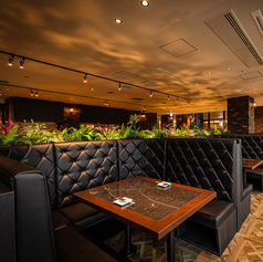 正面はガラス張りになっており眺めの良いお席。コの字方なので小さなお子様も安心。