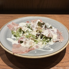 香り豚生ハム&温泉卵のシーザーサラダ