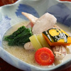 白湯スープのおでん（大根、たまご、手羽先、カボチャ、ひろうす、レタス等）の写真