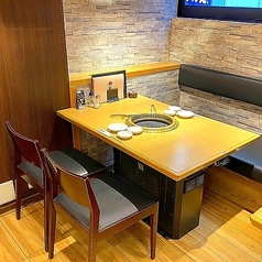 【2名様からご利用可能な席】デートや仕事帰りのカジュアルな飲み会などにおすすめ。明るくにぎやかな店内は、お誕生日やご友人との飲み会にもおすすめです。焼肉牛星こだわりのお肉と厳選したお酒をゆっくりお楽しみいただける寛ぎ空間となっております。※画像は系列店です。