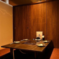 【個室：4名様×4卓】ご夫婦やご友人とのお食事に♪落ち着きのあるプライベート空間。木の温もりを感じる清潔感あふれる少人数個室は、4名様までゆったりとご利用いただけます。ご友人やご家族との大切な時間、女子会や少人数での宴会にぴったりです。