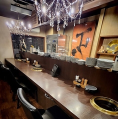 シャンデリアの灯りが映える上質なカウンター席。目の前で焼かれる音と香りに心が弾む特等席です。記念日やデートなど、大切な時間を贅沢に演出します。