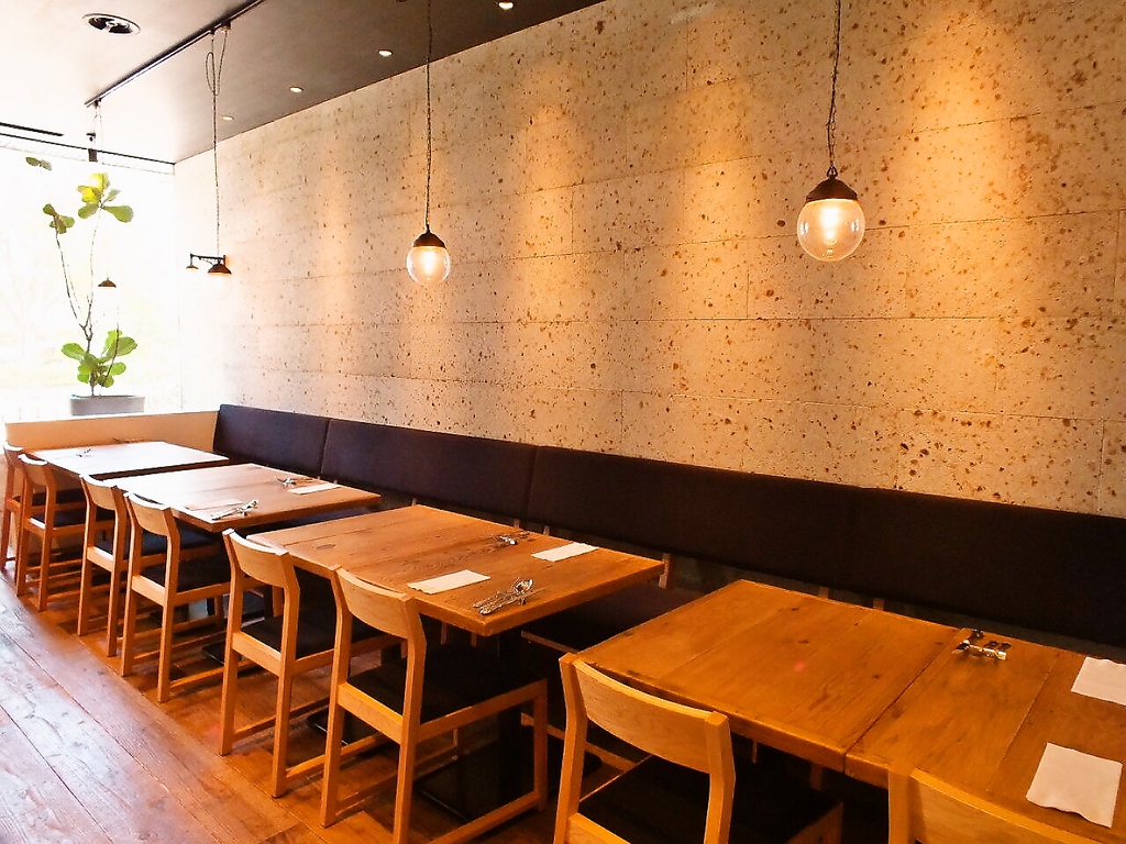 木の温もりを感じるお洒落空間。落ち着いた雰囲気で、デートや主婦会、会社宴会にも最適な一軒です。