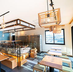 【テーブル席：4名×14卓】※Web予約をご利用の場合は人数・席状況に合わせて空いているお席にご案内いたします。お席の指定などがある場合はお電話にてご予約ください。