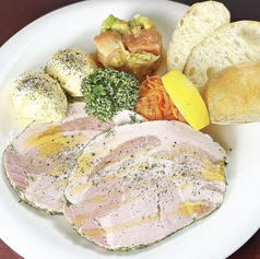 前菜盛り合わせスモークサーモンとアボカドのタルタル&パルミジャーノチーズのムース&自家製ロースハム