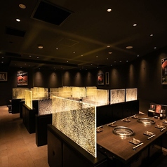 【掘りごたつ席貸切/35～50名様】大人数宴会もお任せください！掘りごたつ席を貸切れば最大50名様までご案内可能。マイクやスピーカー設備は無料で貸出いたします。黒毛和牛や神戸牛といった上質なお肉を、焼肉・しゃぶしゃぶ・すき焼きでご用意。日本が誇る繊細な美食をどうぞゆっくりとご堪能ください。