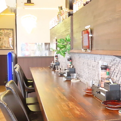 宮大工が精魂込めて仕上げたカウンター席は、居心地の良さが自慢です。落ち着いた雰囲気の中で、ご夫婦や大切な方とのデート、特別な記念日のお食事をゆったりと楽しめます。心温まる空間で、至福のひとときをお過ごしください。