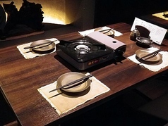 4名様掛けのテーブルを2卓ご用意しております。カップルでもご利用いただけるお席です♪落ち着いた雰囲気の店内で、大切な方とゆったりとした時間をお過ごしいただけます。和洋創作料理とお酒を囲んで、二人の距離がぐっと縮まるような素敵な夜をお約束します♪