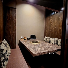 大理石調テーブルと木の温もりが調和する上質な個室。周りを気にせずゆっくりと焼き肉を楽しめる、特別な空間です。記念日や接待にもおすすめ。