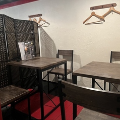 お二人様でのデートや、サシ飲みに使いやすい2名様用テーブル席を2組ご用意しております。木目調のテーブルと椅子は温かみがありつつも、店内のムーディーな照明と相まって落ち着いた雰囲気です。カジュアルな飲み会から、じっくり語り合いたい時まで幅広くご利用いただけます。