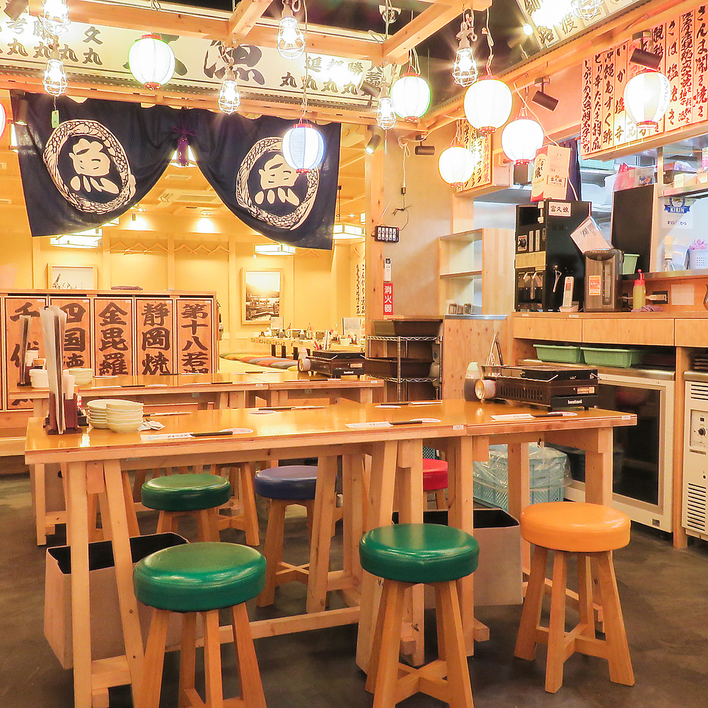 テーブル席もご用意しております。友達同士や会社の同僚と・・・ゆっくりお楽しみください♪