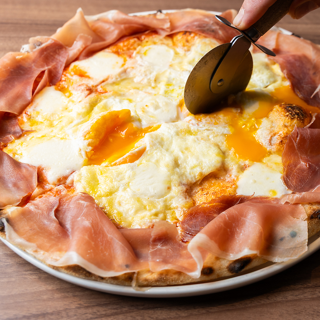 半熟卵と生ハムのビスマルクロッソ