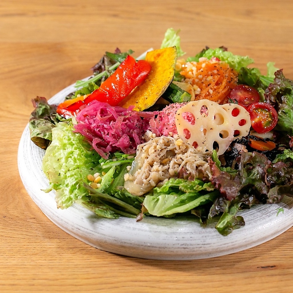 ランチはサラダボウルやお肉、お魚の品数多めのプレートが人気！