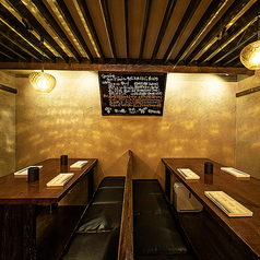 店内奥にはテーブル席もご用意しております。メインフロアより一段上がったお席は4名様、6名様席の2つ。ゆったりとお使い頂けますので、各種お集まりに是非ご利用くださいませ。お席の空き状況もお気軽にお問い合わせくださいませ。