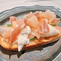 料理メニュー写真&nbsp;桃とブラータチーズ生ハムブルスケッタ