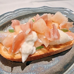 桃とブラータチーズ生ハムブルスケッタ
