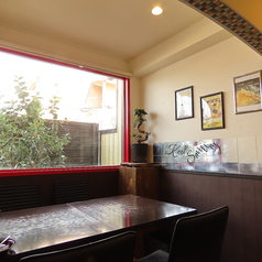 4名様用のテーブル席を3卓ご用意しました。外からの日差しが心地よく差し込む開放的な空間で、ゆったりと寛ぎながらお食事をお楽しみいただけます。ご家族やご友人と、心ゆくまで楽しい時間をお過ごしください。