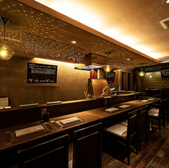 店内の中央にあるカウンター席は12席ご用意しております。目の前で揚げられる串をゆっくり楽しみながら、スタッフや時にはお客様同士での会話も楽しんで頂いております。各種シーンで幅広く、アットホームな雰囲気の中お過ごしくださいませ。