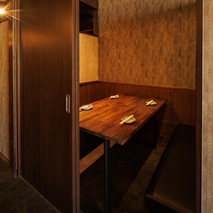 2～4名様向けの和モダン個室！周囲を気にせず過ごせるプライベート空間は、少人数での飲み会や女子会、デートにもピッタリ！当日予約・席のみ予約も大歓迎ですので、気軽にご利用ください！