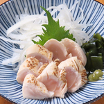 丁寧な下処理を施した新鮮な「とり刺し」！甘みがとろける逸品を、地酒のお供に。至福の時間をどうぞ