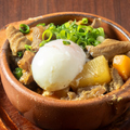 料理メニュー写真&nbsp;スジとモツの煮込み温玉乗せ