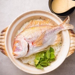当店の看板メニューは「鯛を1本まるごと土鍋で炊き上げる鯛飯」