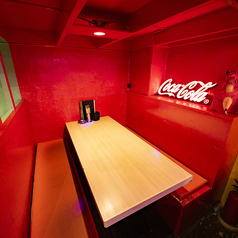 個室もご用意あり◎ゆったり寛げるプライベート空間で、楽しい時間をお過ごし下さい♪人気のお席はご予約必須!!梅田で食べ放題、飲み放題なら「青春アッパーカット」圧倒的楽しさと盛り上げでやみつきまちがいなしです。